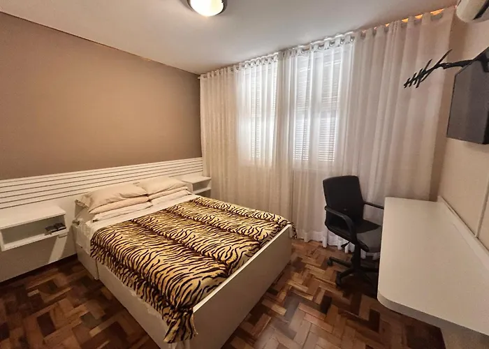 Apto 2 Quartos mais Sofá Cama até 5 Pessoas - Avenida Carlos Gomes