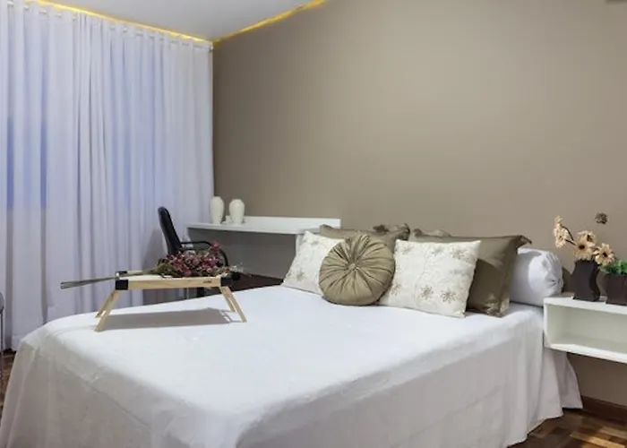Apto 2 Quartos mais Sofá Cama até 5 Pessoas - Avenida Carlos Gomes